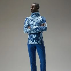 Jlindeberg J.Lindeberg Aerial 1/4 Zip Golf Hoodie -Golf Clothing Shop J.Lindeberg AW22 Aerial Print Quarter Hood GMJS07798 0470 SWLIN086 Hibiscus BlueWhite Model 1