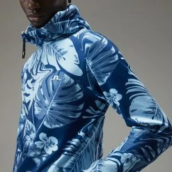 Jlindeberg J.Lindeberg Aerial 1/4 Zip Golf Hoodie -Golf Clothing Shop J.Lindeberg AW22 Aerial Print Quarter Hood GMJS07798 0470 SWLIN086 Hibiscus BlueWhite Model 2