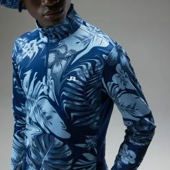 Jlindeberg J.Lindeberg Emanuel Print 1/4 Zip Golf Sweater -Golf Clothing Shop J.Lindeberg AW22 Emanuel Print Mid Layer GMJS07417 0470 SWLIN088 Hibiscus BlueNavy PeonyWhite Model 2