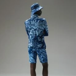 Jlindeberg J.Lindeberg Emanuel Print 1/4 Zip Golf Sweater -Golf Clothing Shop J.Lindeberg AW22 Emanuel Print Mid Layer GMJS07417 0470 SWLIN088 Hibiscus BlueNavy PeonyWhite Model 3